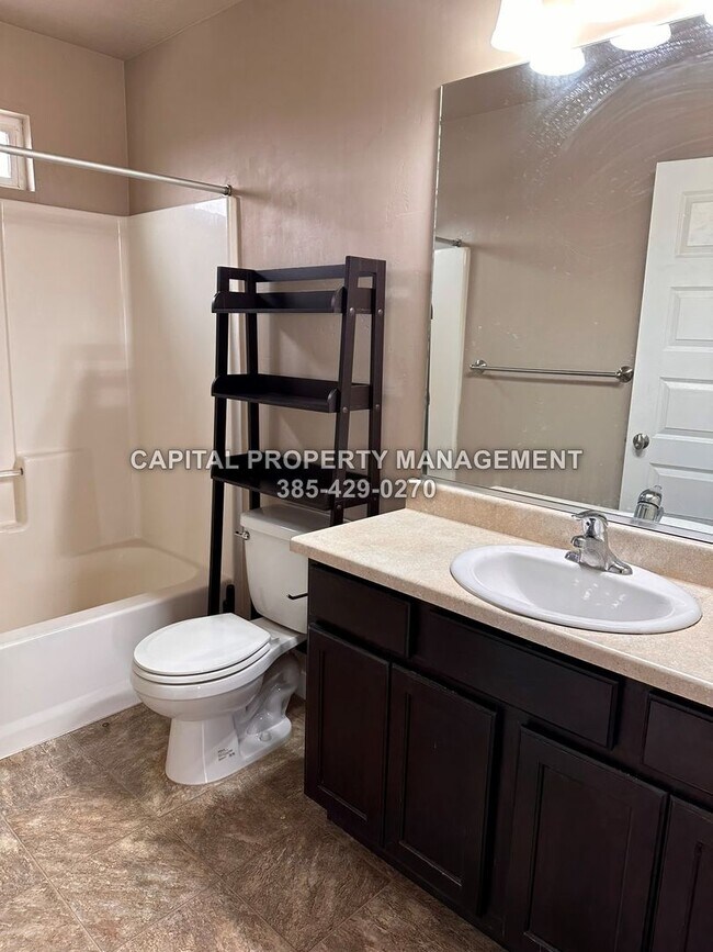 Building Photo - Townhome in Daybreak