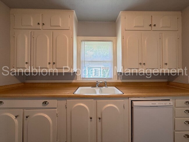 Building Photo - For Lease | University of Tulsa | 2 bed, 1...