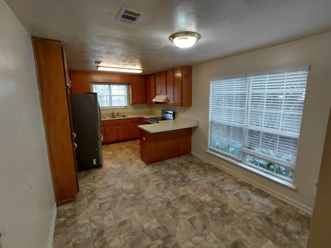 Building Photo - 1557 Payne St