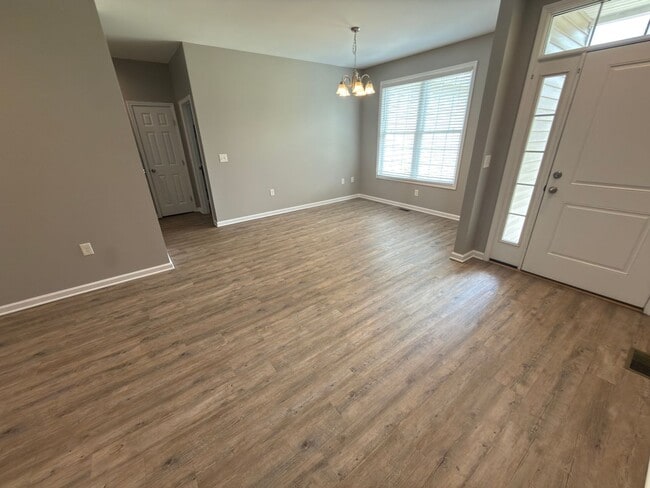 Building Photo - Beautiful Three Bedroom, Two and a half Bath home available in River Wood of Fairlawn