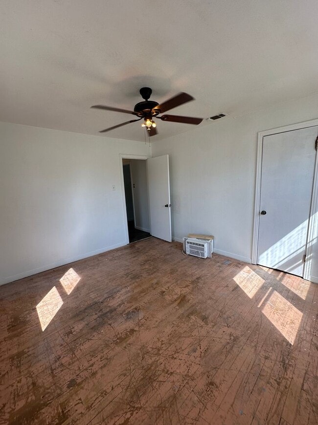 Building Photo - Spacious 3 Bed Home! Convenient Location! HUD Okay!