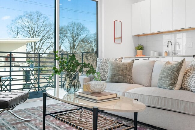 Building Photo - Modern downtown condo studio with private balcony & parking space.