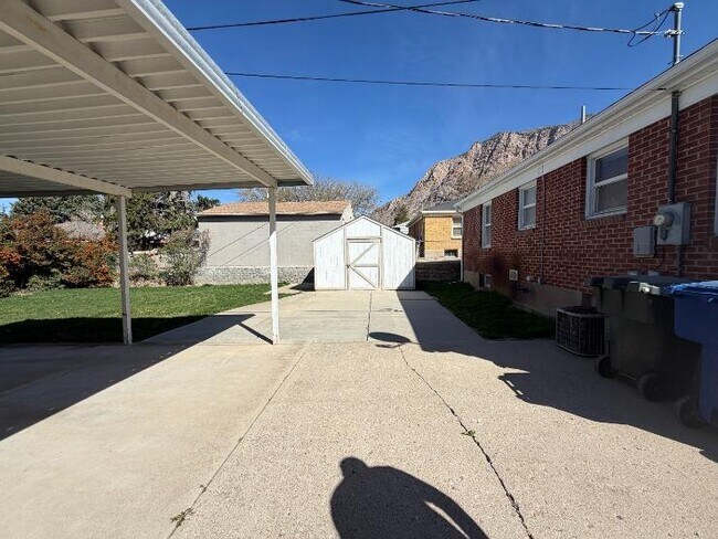 Building Photo - 721 Robins Ave