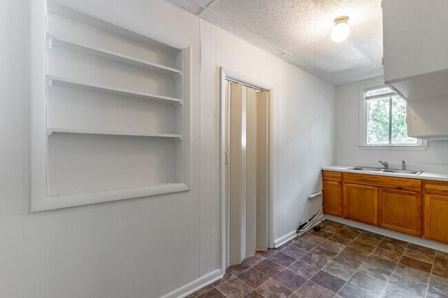 Building Photo - 518 E Manning St