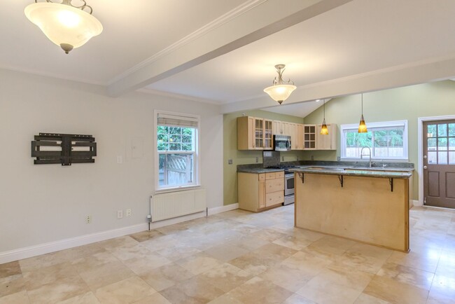 Building Photo - 3bd/1.75ba Seattle Home