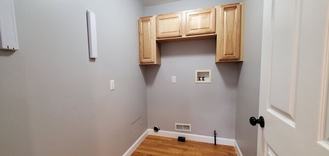Building Photo - Spacious 5 Bedroom Executive Level Home