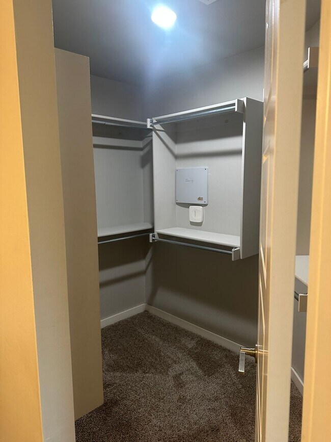 Building Photo - 3 Bedroom Townhome with ALL APPLIANCES at a great price!!