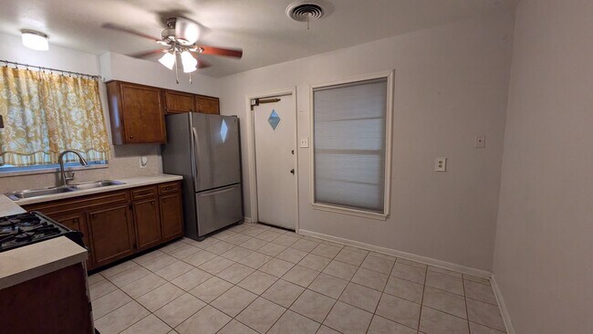 Building Photo - 1110 Sumner Dr