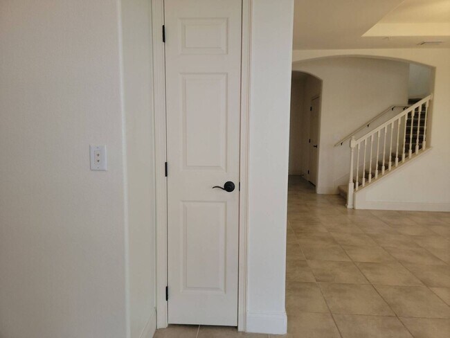 Building Photo - 4/3.5 TOWNHOME VILLA in Waterstone-Davenpo...