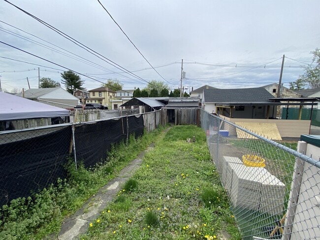 Building Photo - 338 S Sherman St