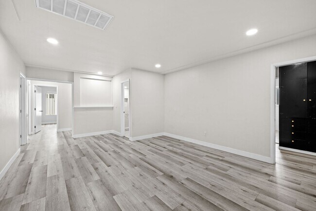 Building Photo - 7 Bed 3 Bath House on Prime Dorothy Way - Minutes Walk to Campus!!