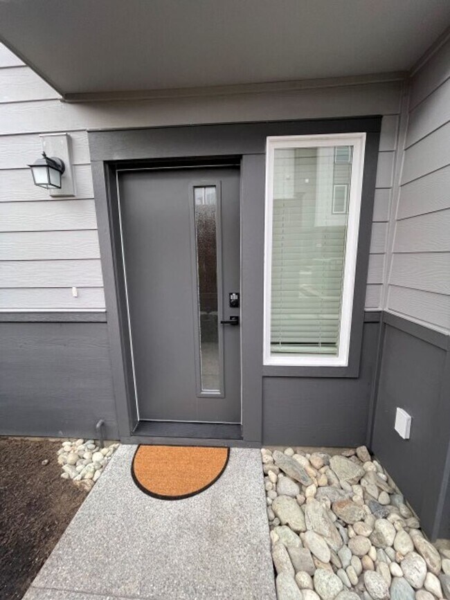 Building Photo - 4Bd/3.5Ba Snohomish Townhouse