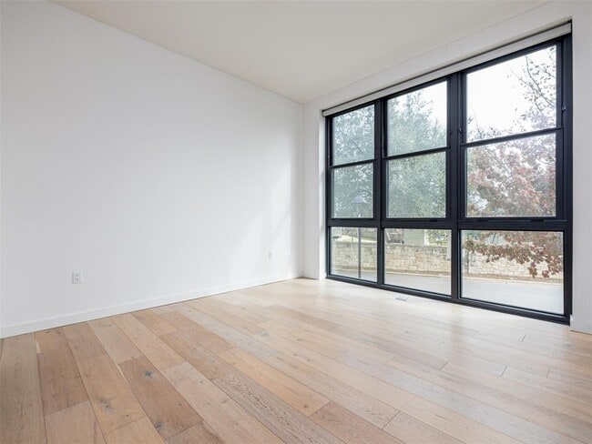 Building Photo - 800 Embassy Dr