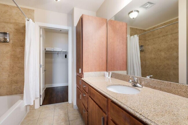 Building Photo - 925 Common St