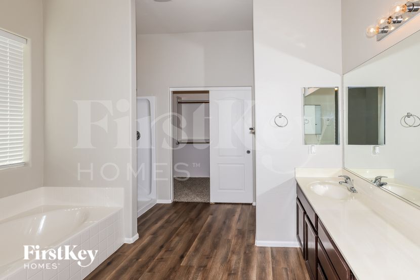 Building Photo - 1809 S 123rd Dr