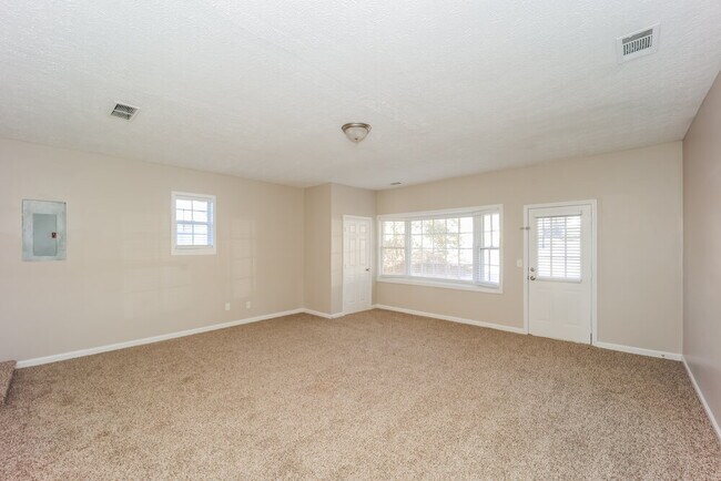 Building Photo - 148 Little Joe Ct