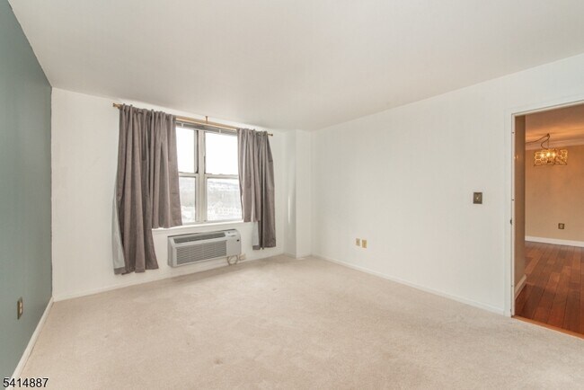 Building Photo - 300 Main St