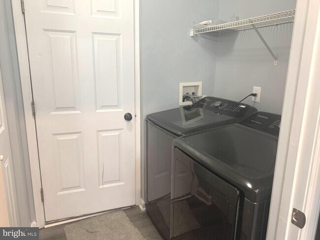 Building Photo - Beautiful 3bd 2/2bth duplex with attached ...