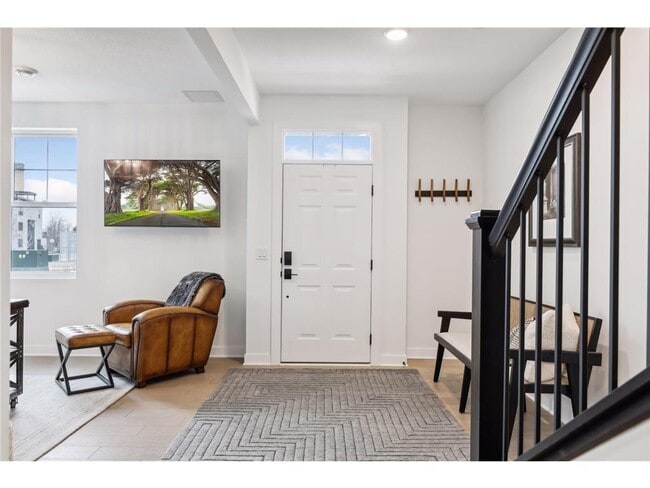 Building Photo - 870 Mount Curve Blvd