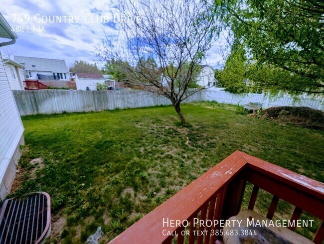 Building Photo - 749 Country Club Dr