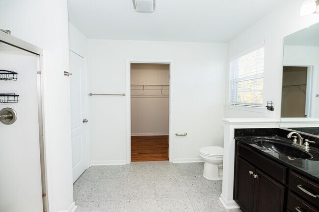 Building Photo - Amazing 4 bedrooms, 2.5 baths 2-story home in Clemmons w/ 2 car garage/fenced in backyard