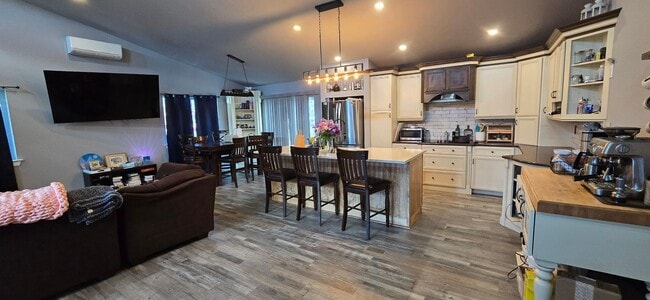 Building Photo - 3 Bedroom 2 Bath with Garage in Mossyrock