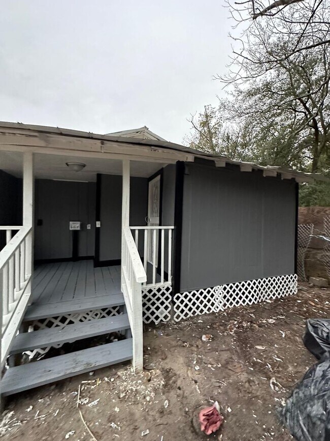 Building Photo - Fully Renovated 3/1 Single Family House Av...