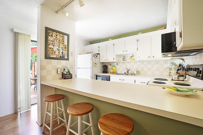 Building Photo - 825 Center St