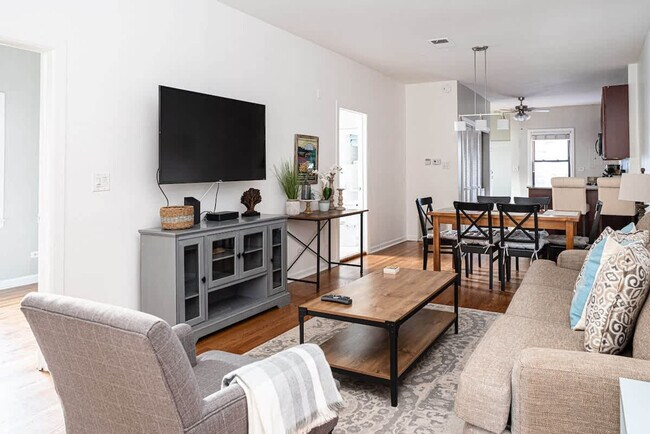 Primary Photo - 628 W Schubert Ave