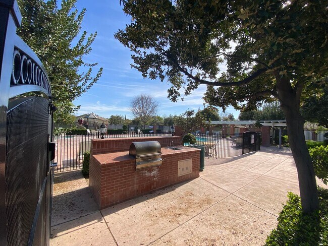 Building Photo - Gated Community of Grand Island in Seven Oaks 2 BD 2 BA Gorgeous House