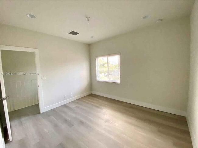 Building Photo - 5860 Hollywood Way