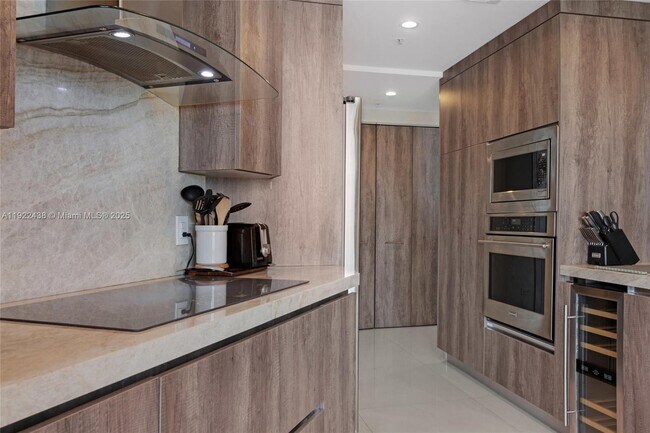 Building Photo - 848 Brickell Key Dr