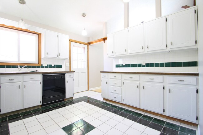 Building Photo - Coming Soon! 3 Bedroom / 2 Bath In Bellevu...