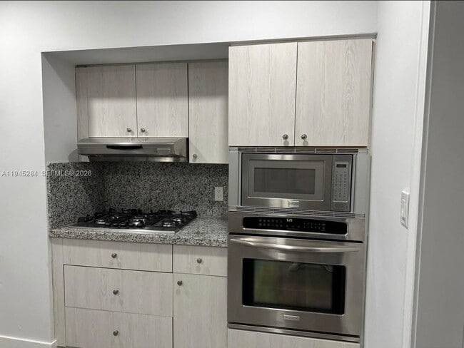 Building Photo - 45 W 60th St