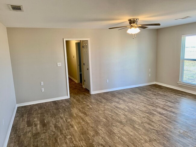 Building Photo - 2 Bedroom 2 Bath Duplex.