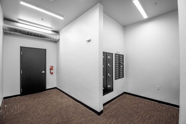 Building Photo - Modern Midtown Living | 2 Bed, 2 Bath Near...