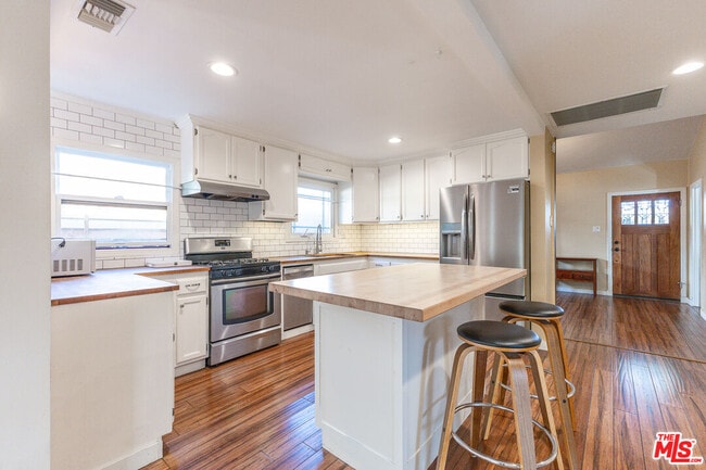 Building Photo - 3418 Greensward Rd