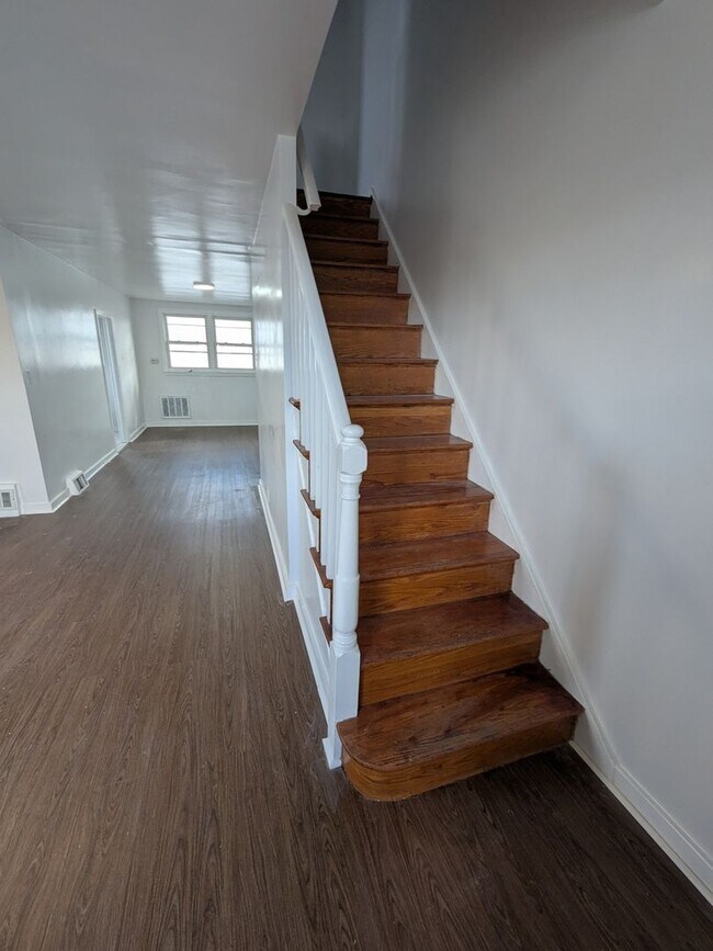 Building Photo - Stunning 3 Bedroom Home - Mayfair