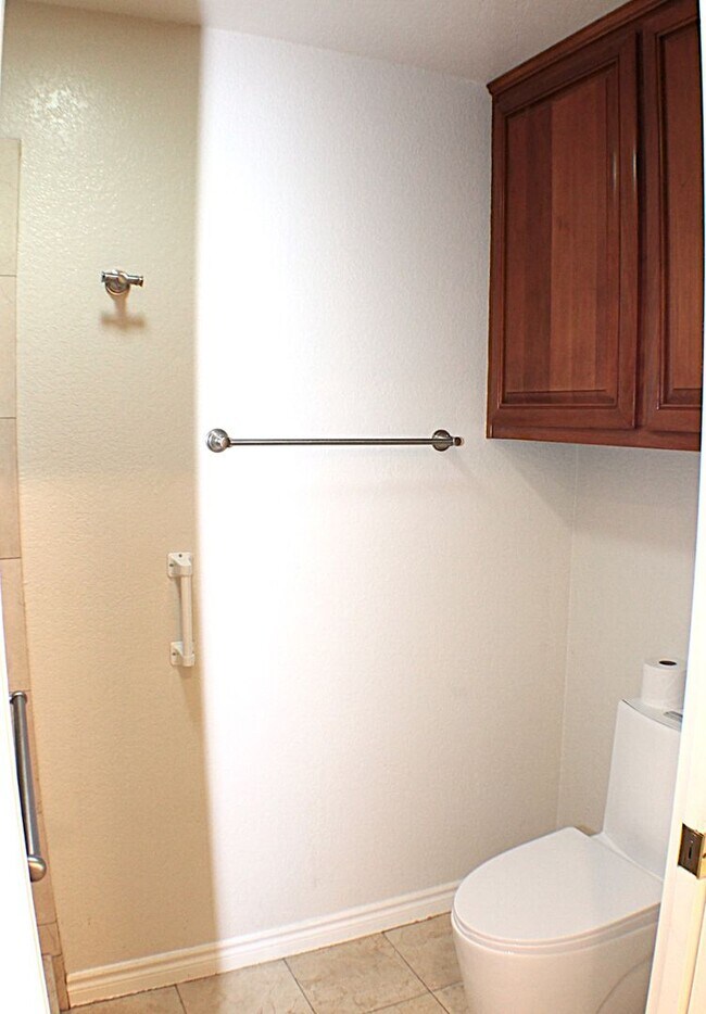 Building Photo - Stunning 3 bed, 2 bath Townhome for Rent.
