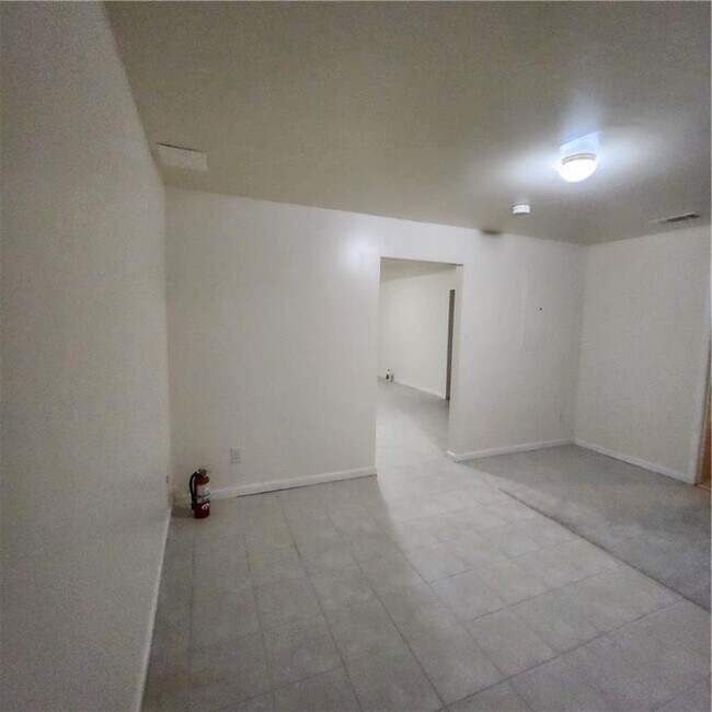 Building Photo - 1202 St James Pl