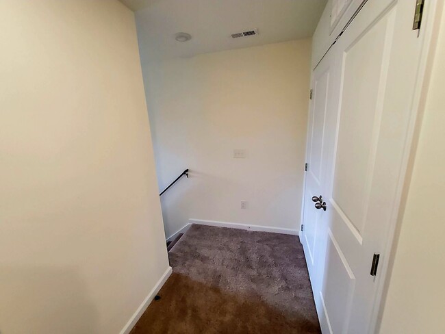 Building Photo - Kodak 37764 - 3 bedroom 2.5 bath townhouse - call Dustin Walker 865-221-0197