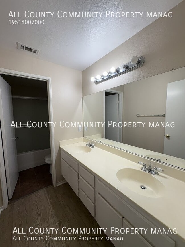 Building Photo - 39862 De Vendome Ct