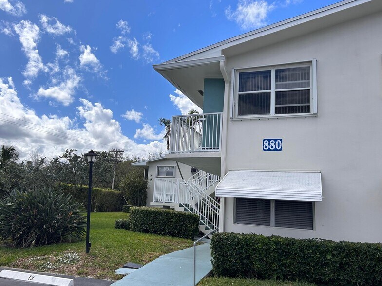 Building Photo - 880 Horizons W