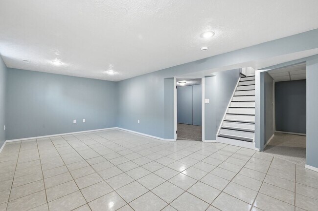 Building Photo - Fully remodeled 4 bed charmer