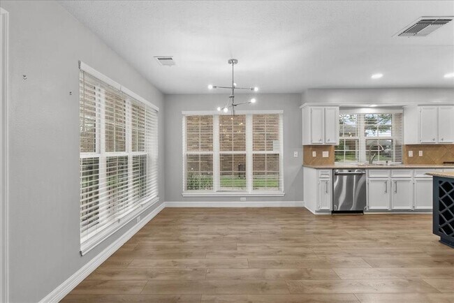 Building Photo - 2105 Murfield Dr