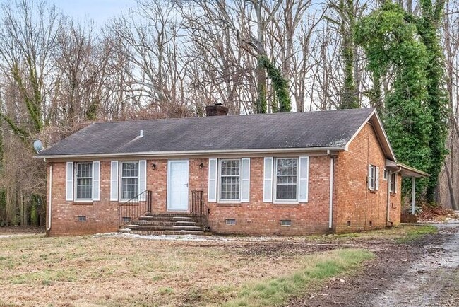 Building Photo - Large Brick Ranch, New Wood Like Flooring Throughout, Just Painted, LR, Den, Sun Room, Carport!