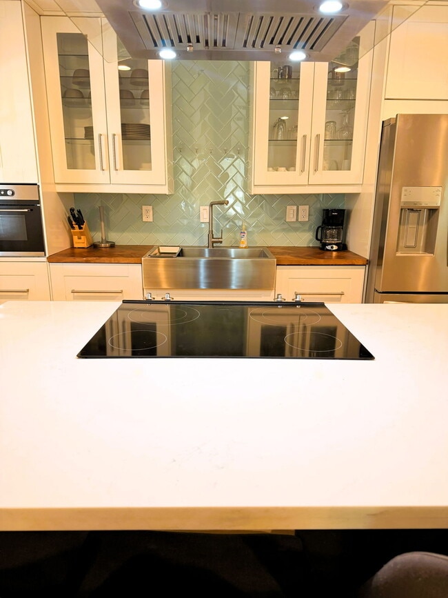 Building Photo - Fully furnished with a pool - MOVE IN SPECIAL $500 OFF