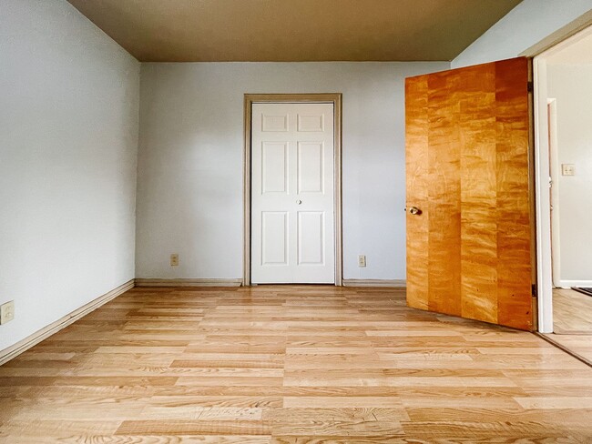 Building Photo - Enclosed Porch