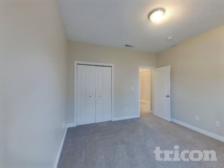 Building Photo - 4687 Bayview Dr