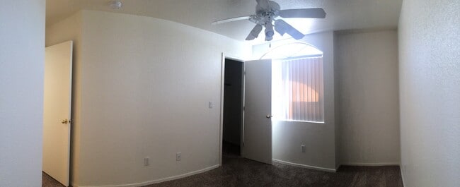 Building Photo - Under Market Rate! 3 bedroom 2 bath Townho...